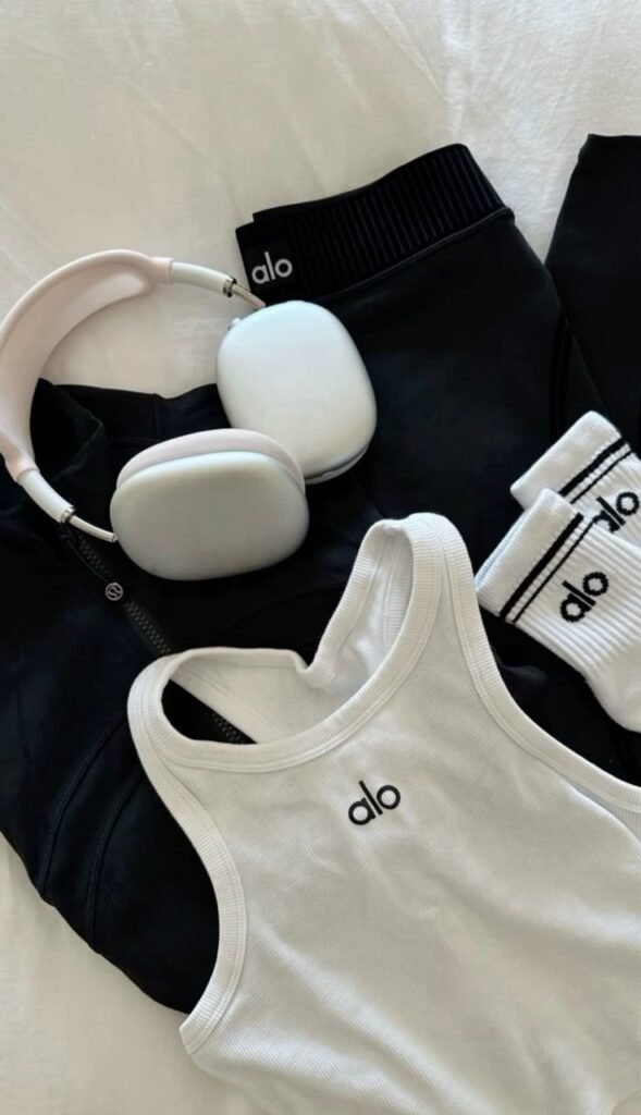 Ropa de entreno y auriculares preparados sobre la cama