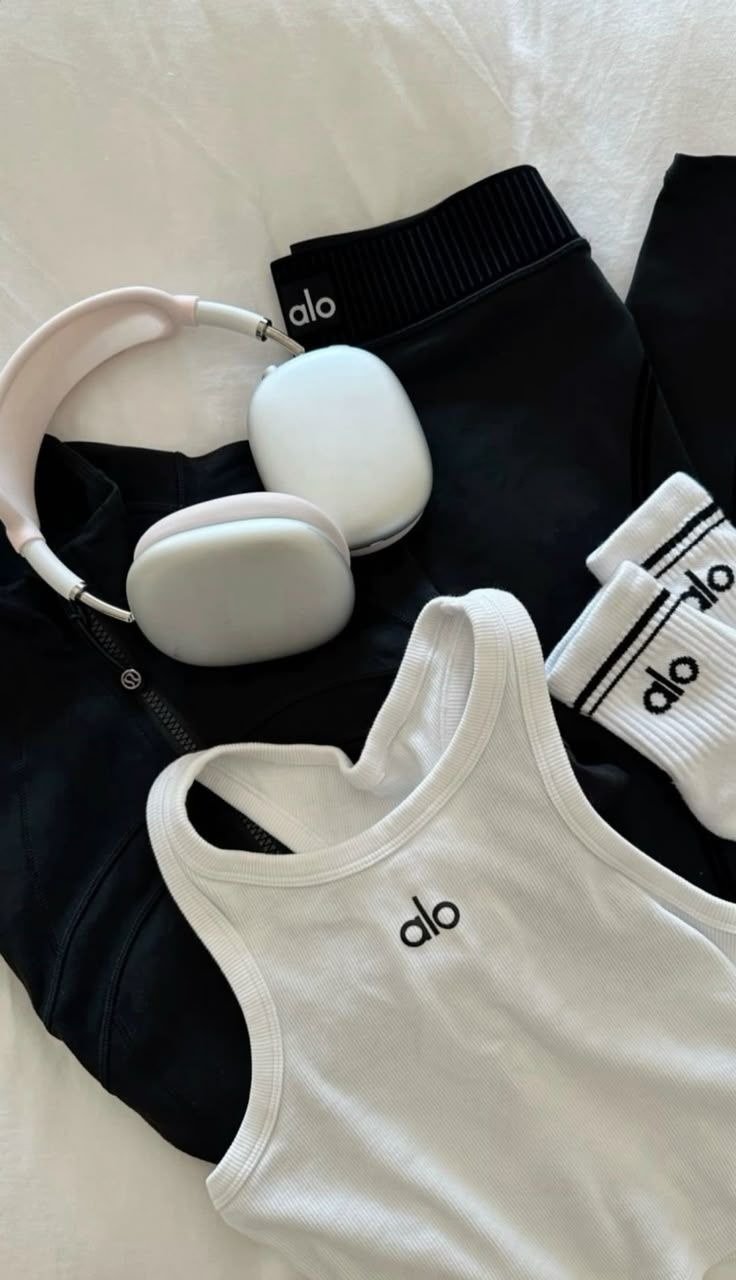 Ropa de entreno y auriculares preparados sobre la cama