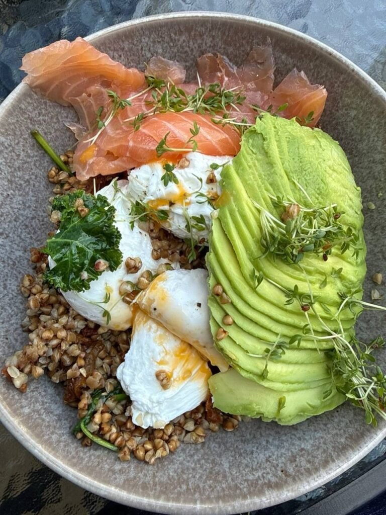 Bowl de trigo sarraceno con salmón ahumado y huevo escalfado