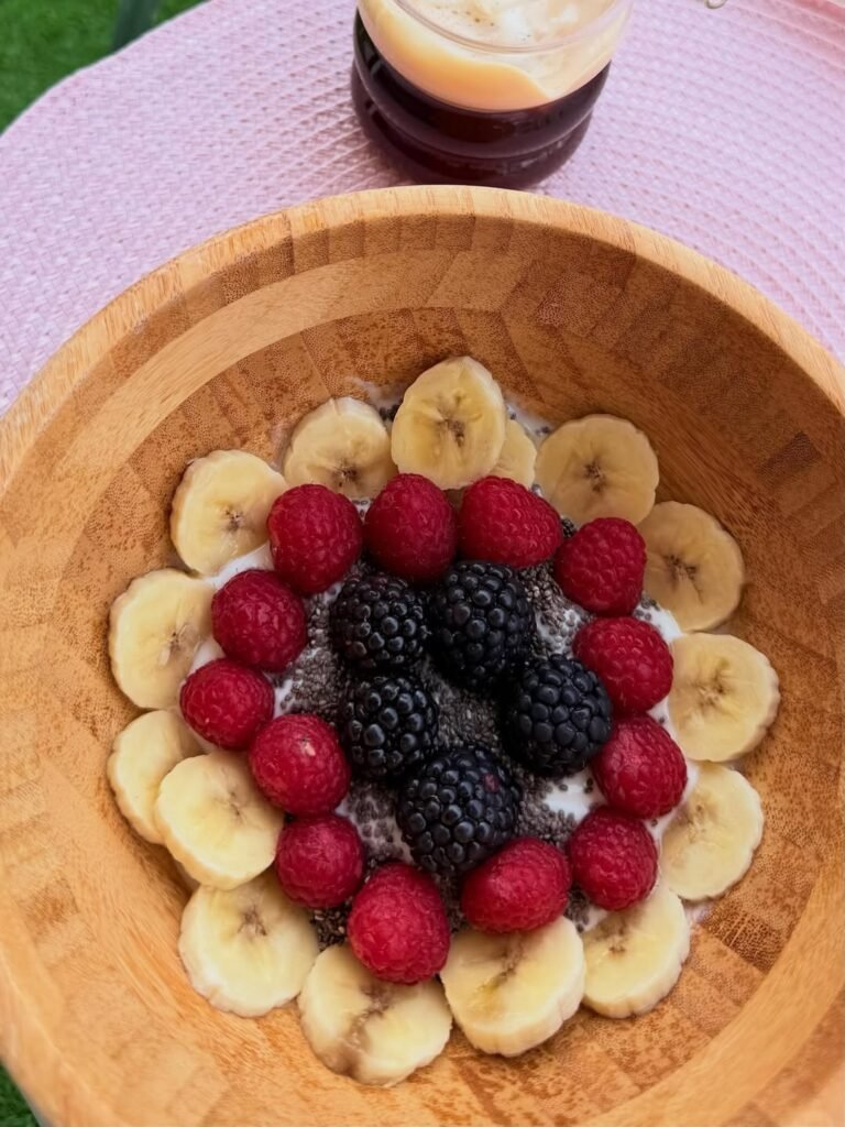 Bowl de yogur con plátano, frutos rojos y chía