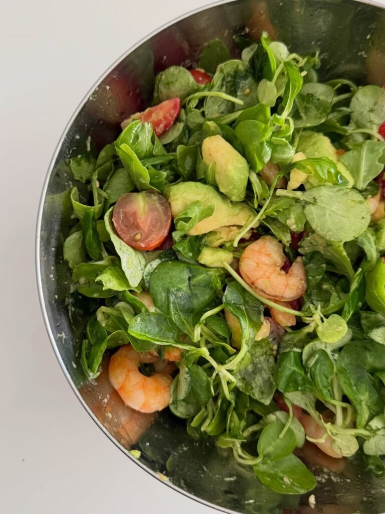 Ensalada de canónigos y rúcula con langostinos y aguacate