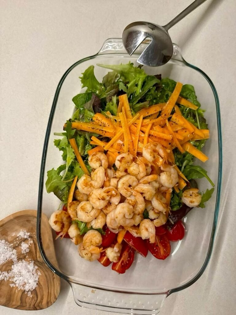 Ensalada de langostinos con zanahoria y tomate