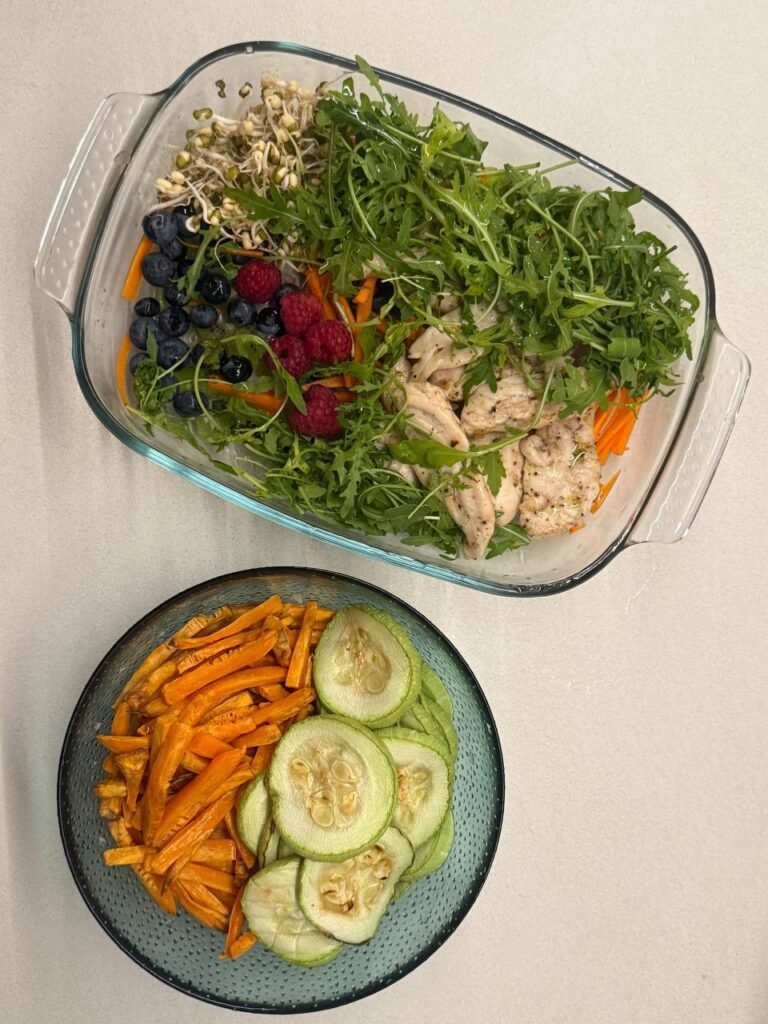 Ensalada de pollo con rúcula, arándanos y boniato asado.