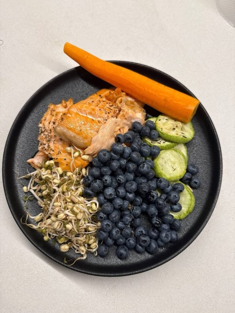 Salmón al horno con calabacín, germinados y arándanos