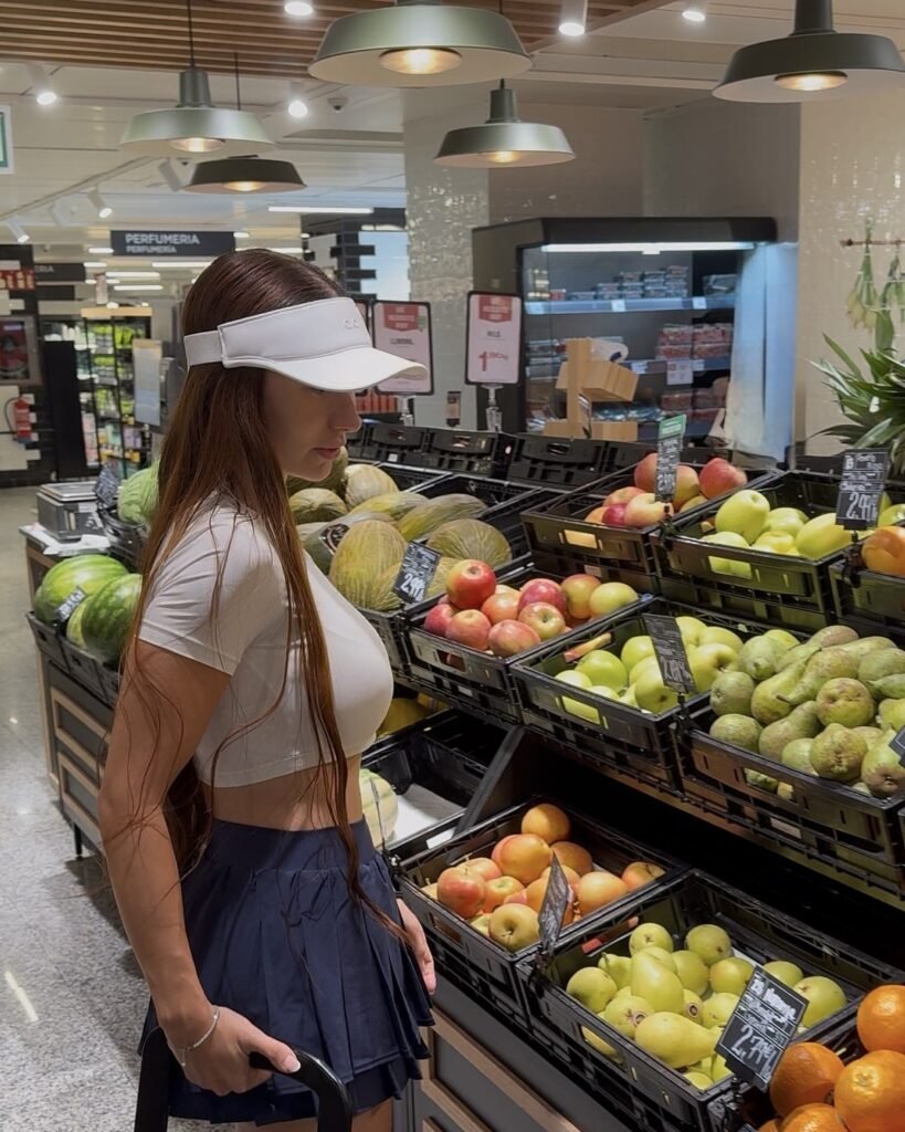 Eligiendo fruta fresca en el supermercado