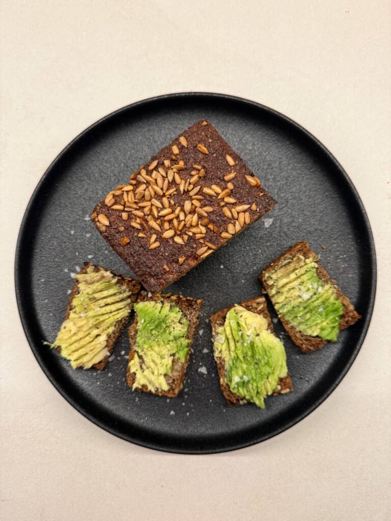 Tostadas de pan integral con aguacate y semillas de girasol