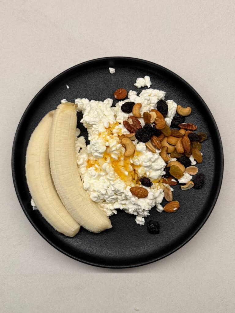 Plato con requesón, plátano, frutos secos y miel